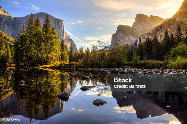 Photo libre de droit de Lever Du Soleil Sur La Vallée De Yosemite banque d'images et plus d'images libres de droit de Parc National de Yosemite - Parc National de Yosemite, Californie, Nature