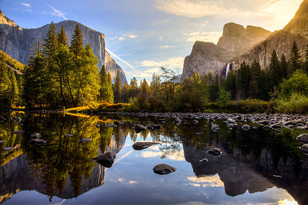 wschód słońca w dolinie yosemite - stream river forest waterfall zdjęcia i obrazy z banku zdjęć