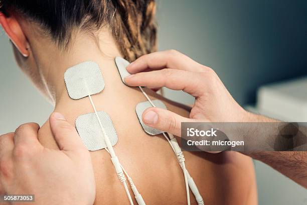 Decenas De Tratamiento Foto de stock y más banco de imágenes de Fisioterapia - Fisioterapia, Electrodo, Asistencia sanitaria y medicina