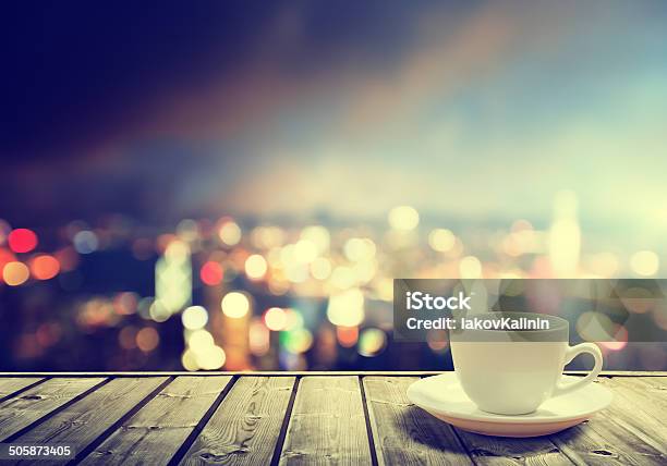 Kaffee Am Tisch In Der Stadt Bei Nacht Stockfoto und mehr Bilder von Abenddämmerung - Abenddämmerung, Außenaufnahme von Gebäuden, Bauholz-Brett