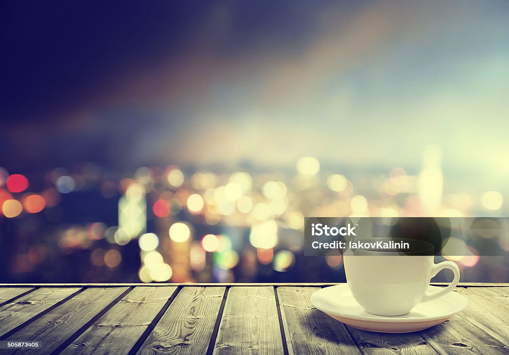 Café en una mesa en la noche de la ciudad - Foto de stock de Anochecer libre de derechos