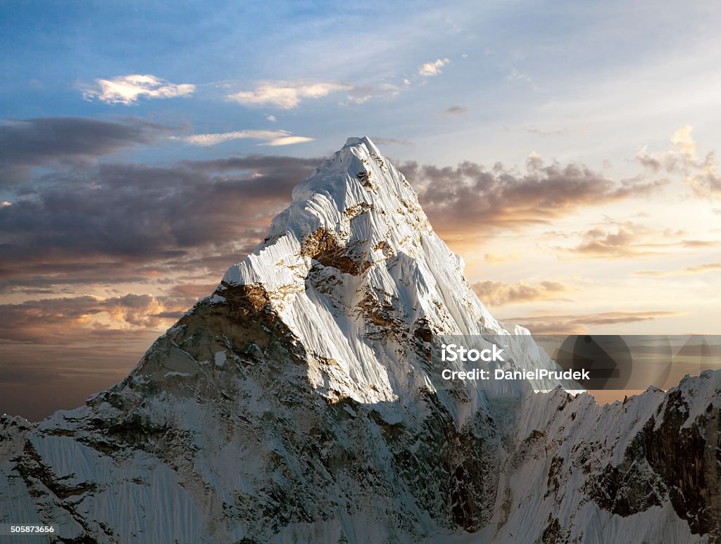 Vista noturna da Ama Dablam - Foto de stock de Pico da montanha royalty-free