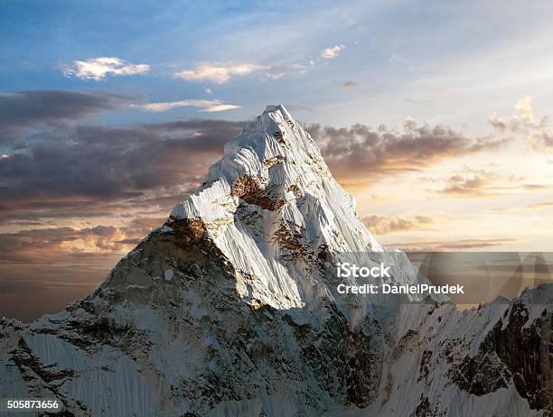 Foto de Vista Noturna Da Ama Dablam e mais fotos de stock de Pico da montanha - Pico da montanha, Monte Everest, Montanha