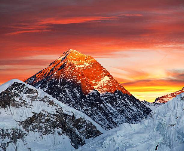 soirée couleur de la vue sur le mont everest de kala patthar - khumbu photos et images de collection