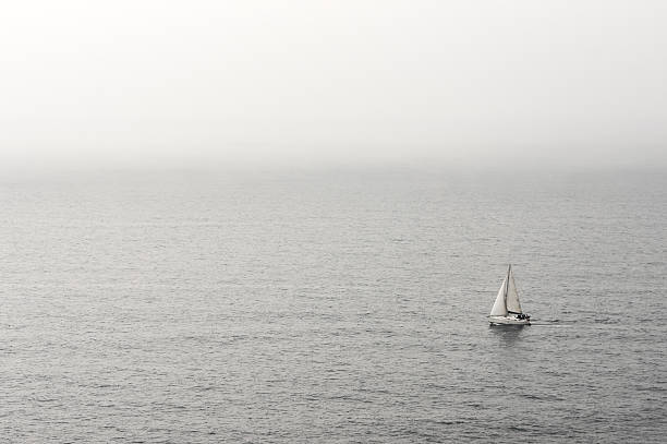lonely de vela en el agua - sea water single object sailboat fotografías e imágenes de stock