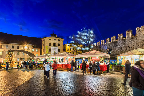 mercado de natal em trento, itália - trento - fotografias e filmes do acervo