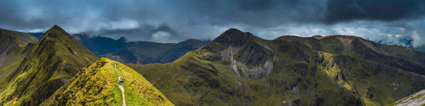 épicos pico de montanha paisagem panorama de steall das terras altas da escócia - extreme terrain footpath british culture green imagens e fotografias de stock