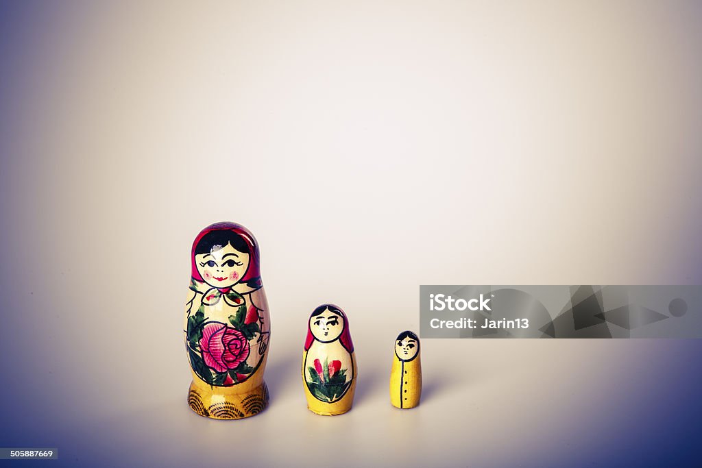 Bamboline russe Matryoshka isolato su sfondo bianco - Foto stock royalty-free di Ambientazione interna