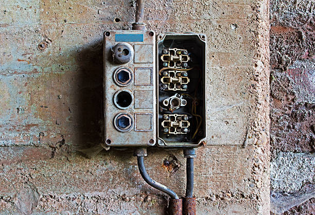 old de panel eléctricos en pared de cemento - remote control close up selector gray fotografías e imágenes de stock