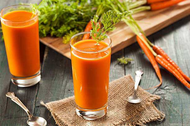 orgánico materias primas zumo de zanahoria - juice vegetable fruit vegetable juice fotografías e imágenes de stock