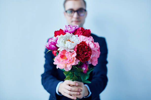 istock Giving peony bouquet 505891296
