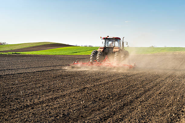 トラクター準備ランド - plowed field dirt agriculture field ストックフォトと画像