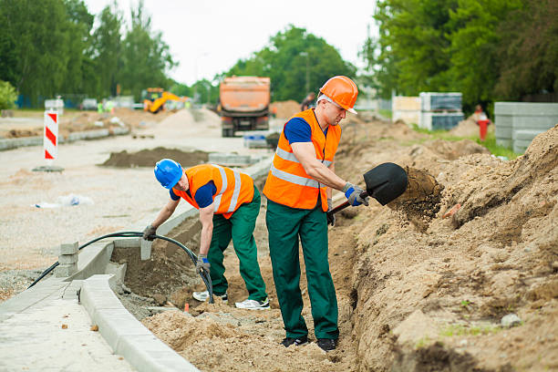 builders na plac budowy - digging instruction manual manual worker occupation zdjęcia i obrazy z banku zdjęć