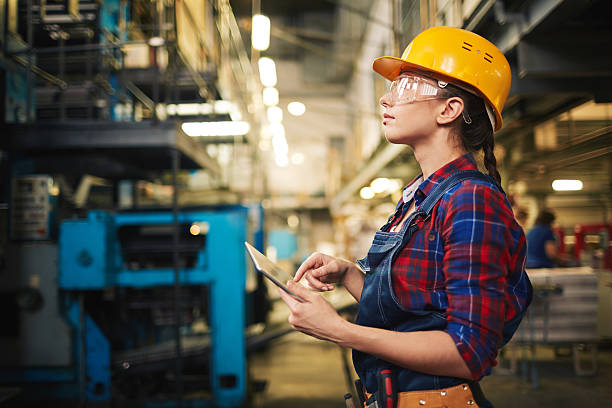 der arbeit in fabrik - glasses touchpad professional occupation women stock-fotos und bilder