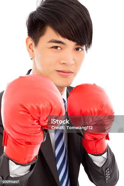 Hombre De Negocios Sneer Y Dispuestos A Luchar Con Guantes De Boxeo Foto de stock y más banco de imágenes de Actividades y técnicas de relajación