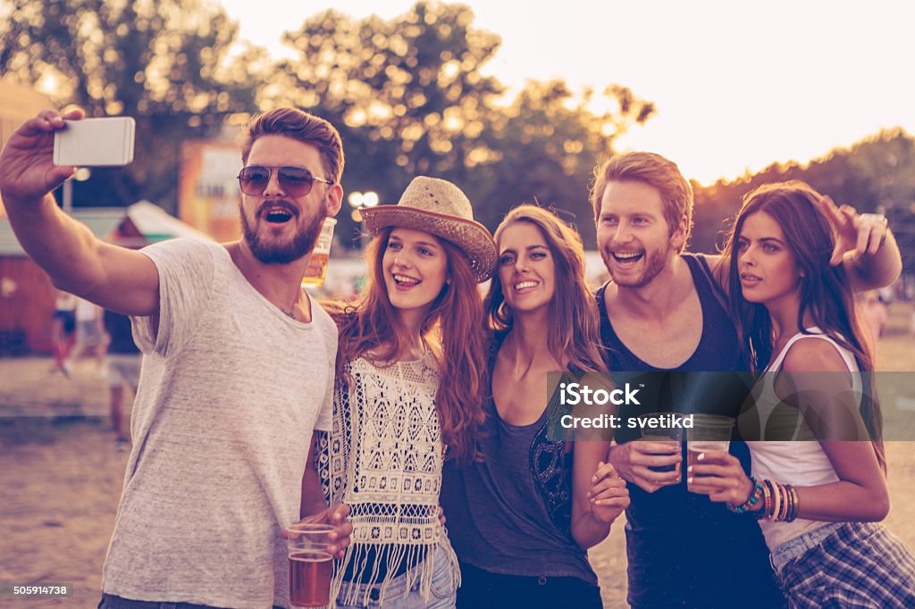 Selfie com festival amigos - Foto de stock de Multidão royalty-free