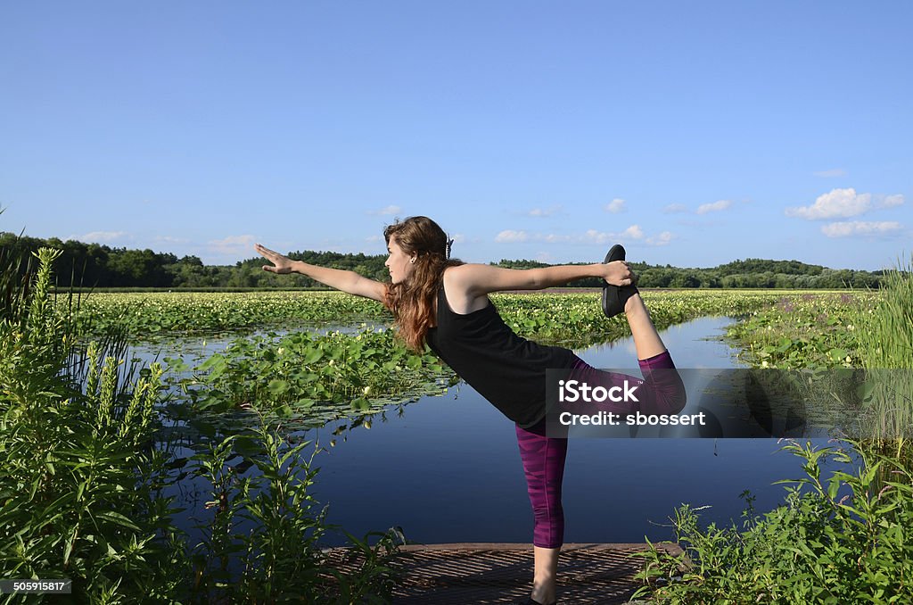 Pose de ioga ao ar livre - Foto de stock de Adolescente royalty-free