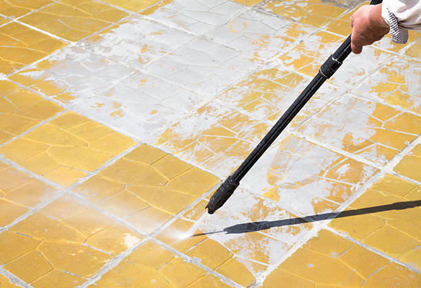 istock High pressure water - Cleaning 505917070