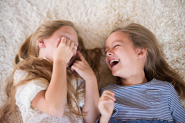 can't stop lachen, wenn sie zusammen - laughing children stock-fotos und bilder