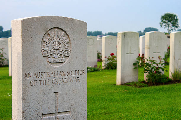 ein unbekannter australische soldaten der ganzen welt war. - flanders war grave war memorial stock-fotos und bilder