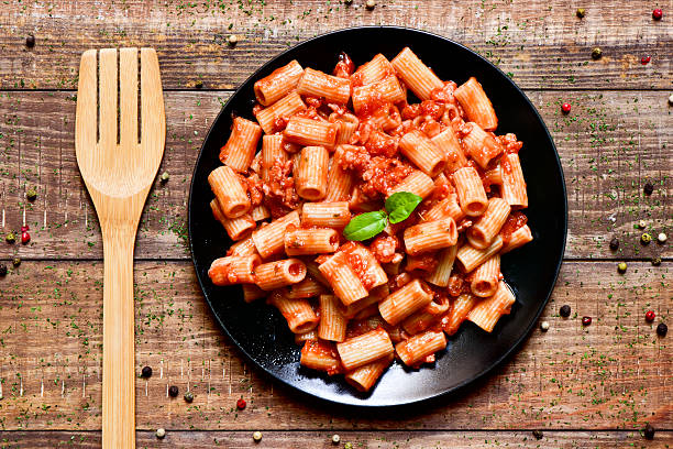 penne rigate mit bolognese-sauce - penne rigatoni pasta tomato pasta stock-fotos und bilder