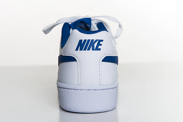 nike chaussures - nike photos et images de collection