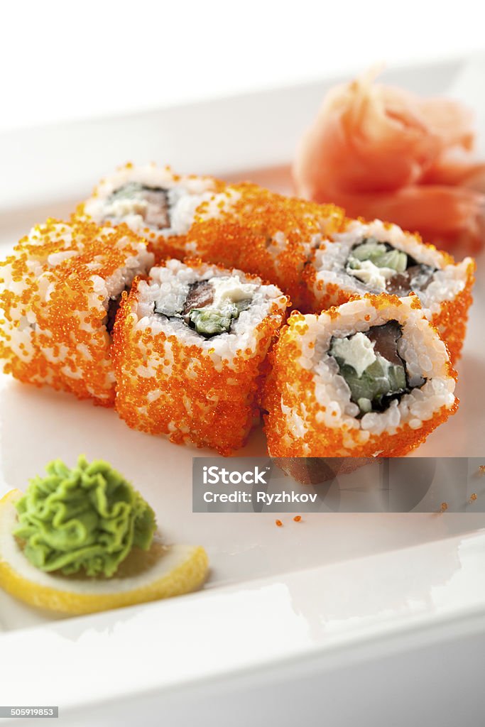 Rollo de salmón y Tobiko - Foto de stock de Alimento libre de derechos