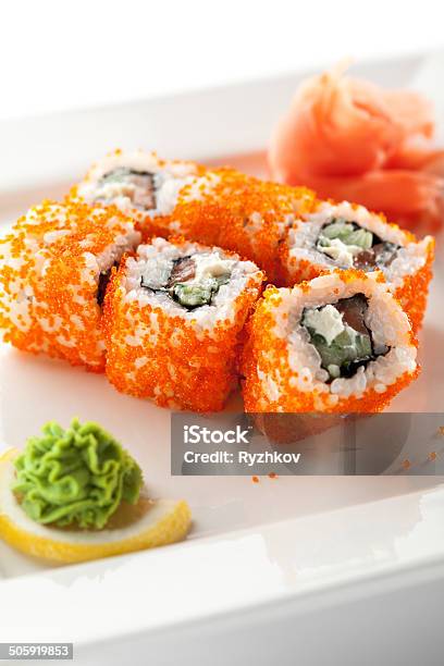 Rollo De Salmón Y Tobiko Foto de stock y más banco de imágenes de Alimento - Alimento, Asia, Caviar
