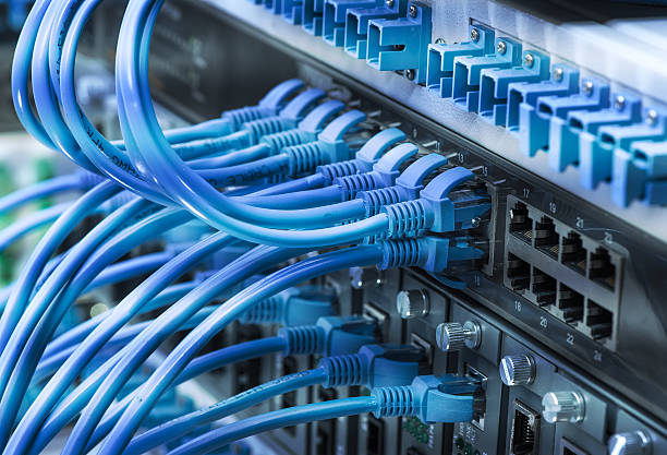 cavi di rete collegati per passare - it support network server technology security system foto e immagini stock