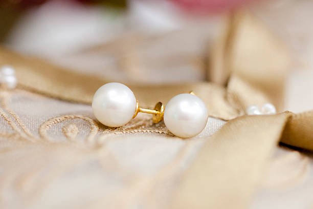 orecchino di perla - pearl necklace earring jewelry foto e immagini stock