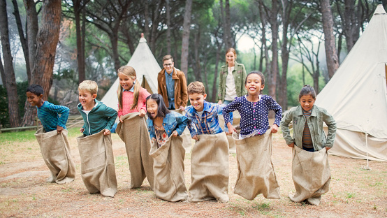 Niños con carrera de sacos en el camping photo