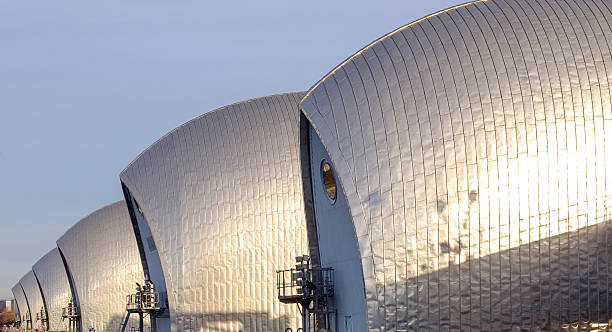 barrière de la tamise - thames flood barrier photos et images de collection