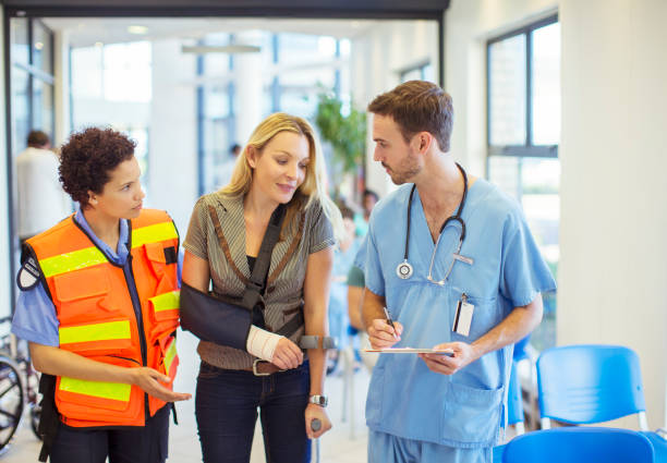 Nurse and paramedic talking to patient in hospital  triage stock pictures, royalty-free photos & images