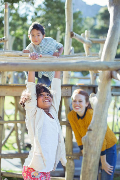 professores e alunos brincando na estrutura do jogo - swinging sister family child - fotografias e filmes do acervo