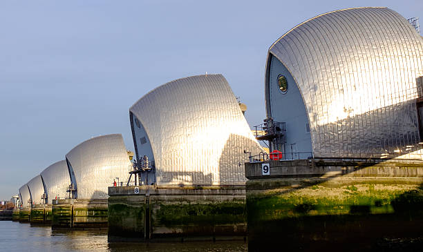 barrière de la tamise - thames flood barrier photos et images de collection