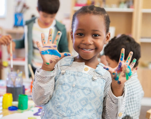 estudiante con las manos desordenadas en el aula - preschool fotografías e imágenes de stock