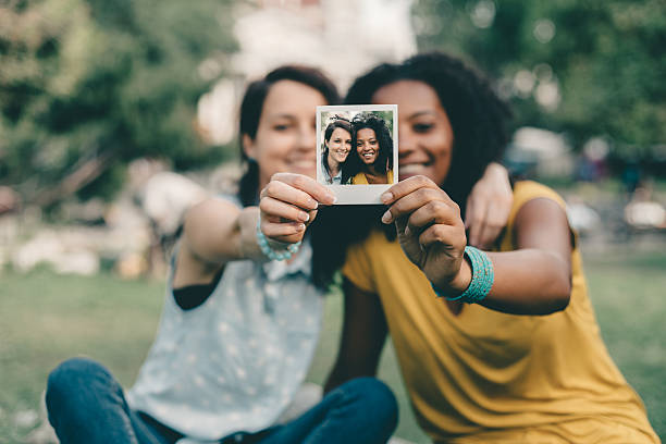 istock Friends showing instant photo 505937150
