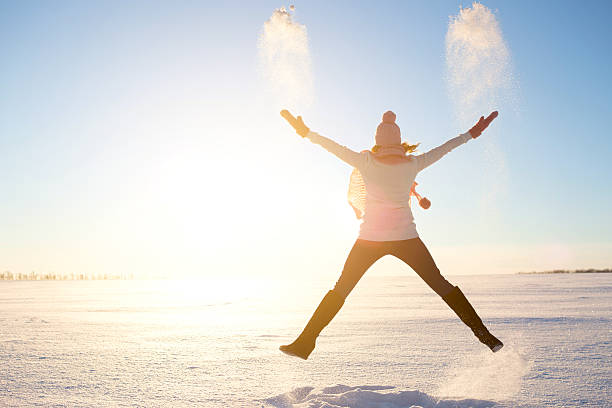 feliz chica con un trapo rojo en el invierno. - healthy lifestyle women jumping happiness fotografías e imágenes de stock