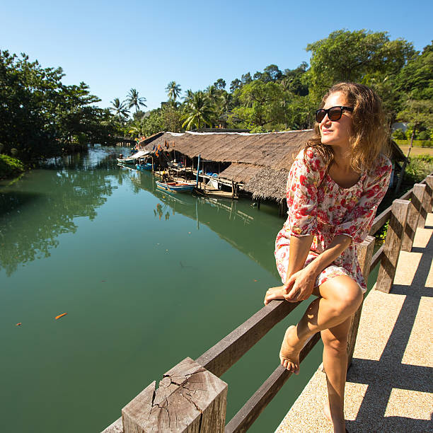 tourist frau sitzt auf der brücke über den fluss in asien. - nydeggbrucke stock-fotos und bilder