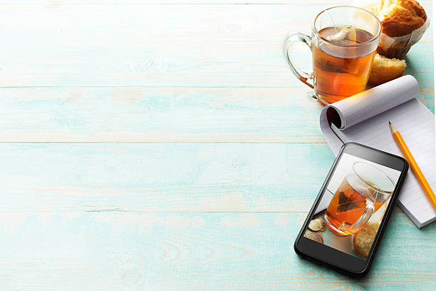 bevande calde: tè e muffin - muffin blueberry muffin blueberry food foto e immagini stock