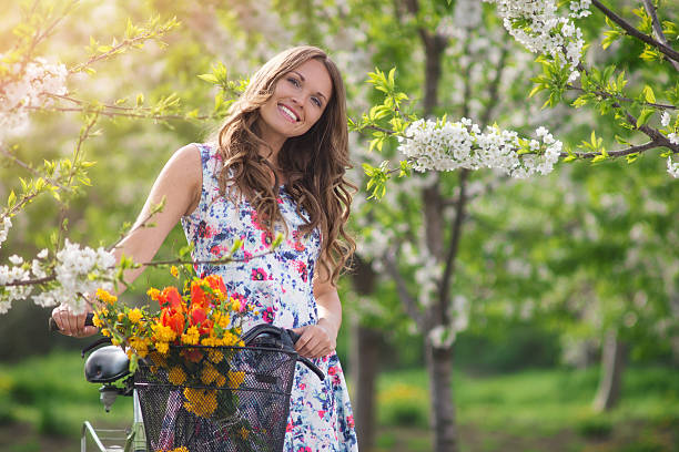 sprin dans le jardin - sensuality lifestyles cheerful comfortable photos et images de collection