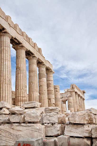 acropole d'athènes. ruines de parthénon - statue greek culture neptune greece photos et images de collection