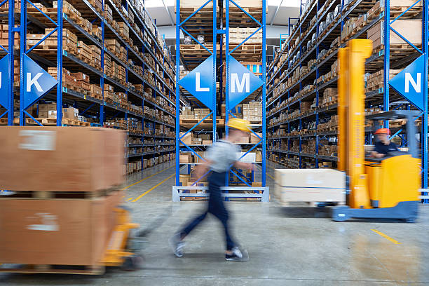 forklifts transporte caixa de papelão no armazém. - warehouse forklift distribution warehouse merchandise imagens e fotografias de stock