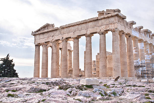 acropole d'athènes. ruines de parthénon - statue greek culture neptune greece photos et images de collection