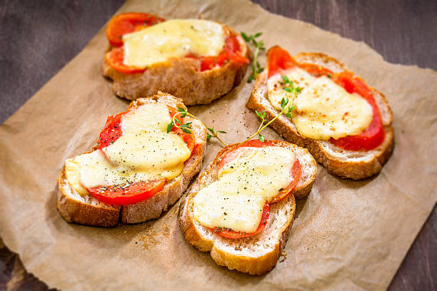 crostini de fromage et à la tomate - bruschetta tomato bread mozzarella photos et images de collection