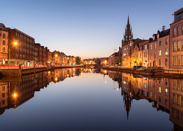 der river lee in cork, irland bei nacht. - republic of ireland corcaigh night photography stock-fotos und bilder