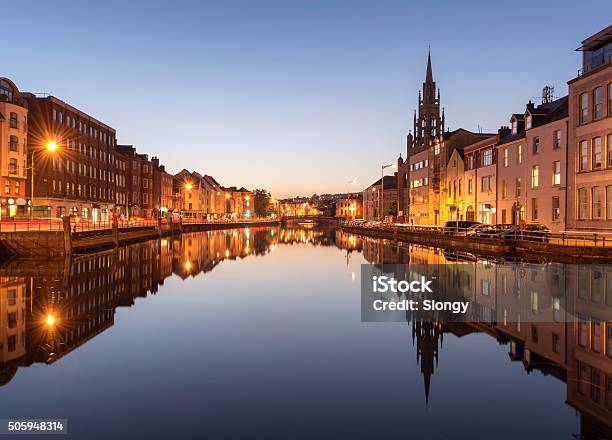 Der River Lee In Cork Irland Bei Nacht Stockfoto und mehr Bilder von Corcaigh - Corcaigh, Stadt, Kathedrale