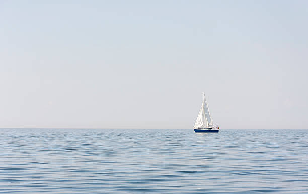 azul vela barco no mar ou oceano - sea water single object sailboat imagens e fotografias de stock