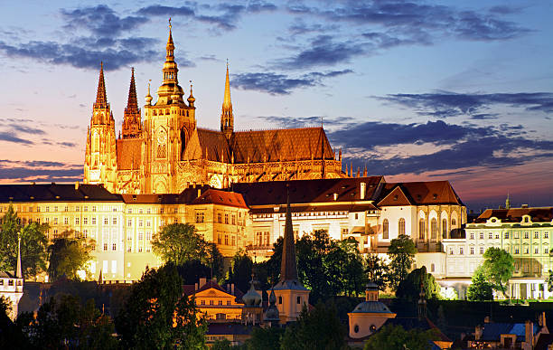 castelo de praga e charles ponte à noite - architecture blue bohemia built structure imagens e fotografias de stock