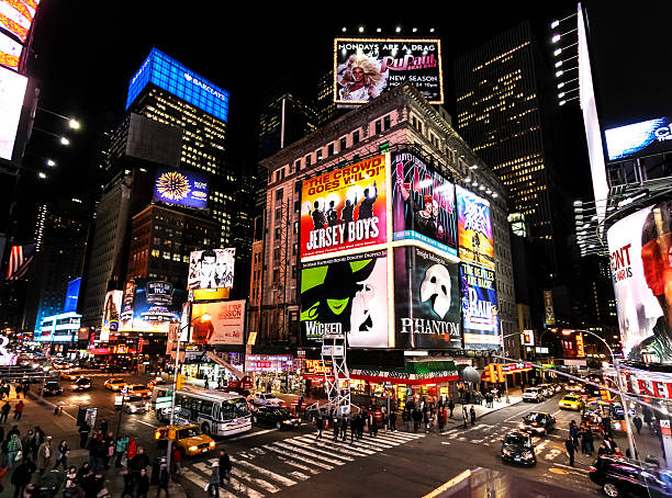 times square bei nacht. - taxi new york city traffic busy stock-fotos und bilder